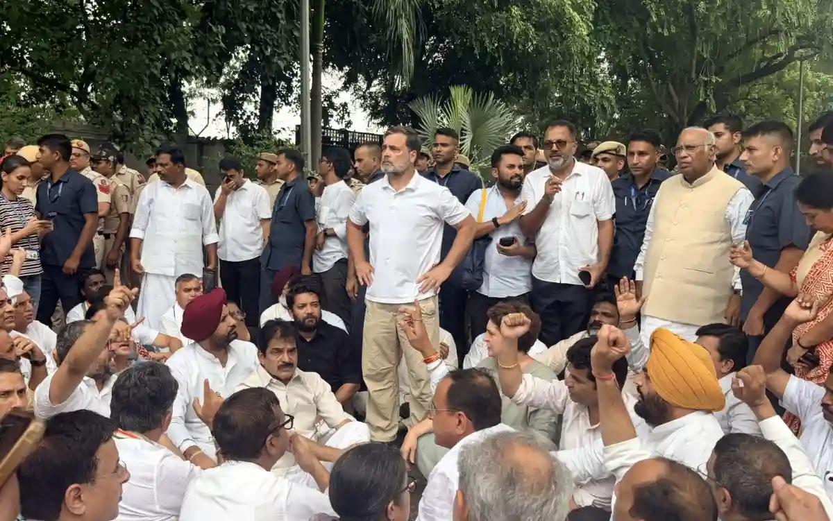 Rahul Gandhi and Other Congress Leaders Sit in Protest Outside PM Modi’s Residence